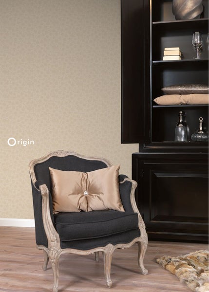 Dekoratives Wohnzimmer mit Sessel, Bücherregal und gemusterter Tapete für ein gemütliches Ambiente.