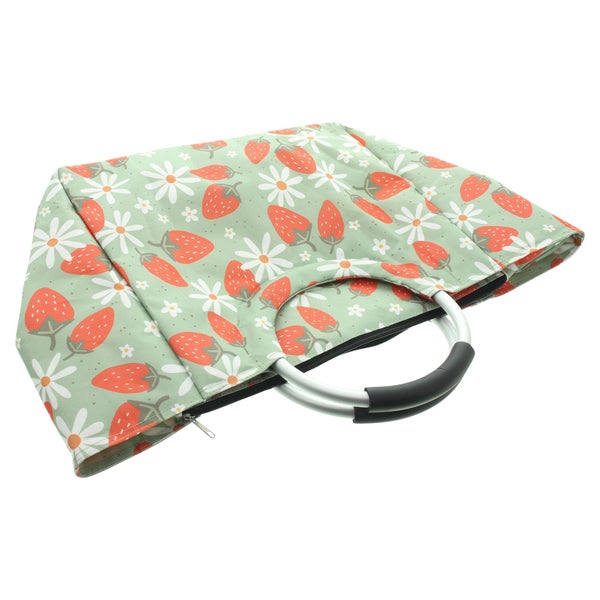 Faltbarer Einkaufskorb mit Erdbeer- und Gänseblümchen-Muster sowie Aluminiumtragegriffen.