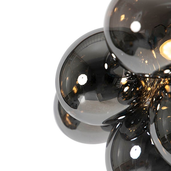 Nahaufnahme einer modernen Lampe mit mehreren runden Glaskugeln