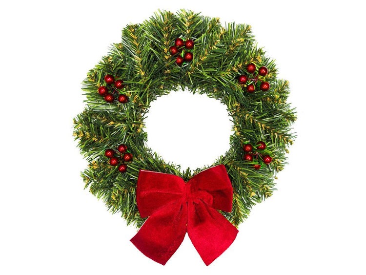 Künstlicher Weihnachtskranz mit Tannennadeln, Beeren und großer Dekoschleife als Festtagsdekoration.