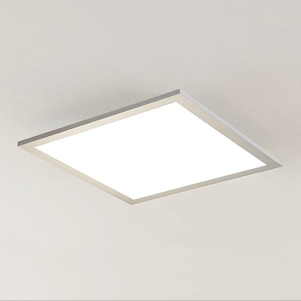 Quadratische LED-Deckenleuchte mit silbernem Rahmen.
