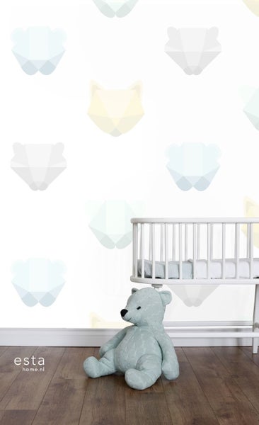 Kinderzimmer mit geometrischer Tier Tapete, Babybett und Teddybär