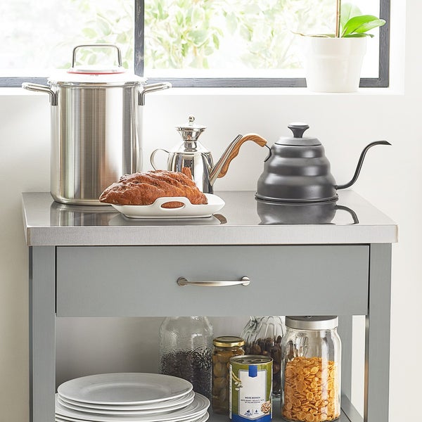 Küchenwagen mit Kochtopf, Kaffeekanne, Wasserkocher, Gebäck und Lebensmitteln