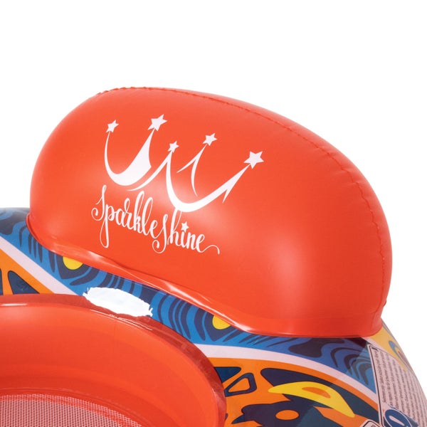Detailansicht einer aufblasbaren Pool-Lounge mit roter Rückenlehne, Sparkle Shine Logo und Kronen-Symbol auf buntem Muster.