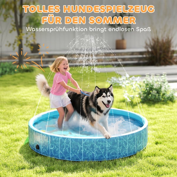 Hundepool mit Wassersprühfunktion, Kind und Hund spielen im runden blauen Pool auf der Rasenfläche im Garten.