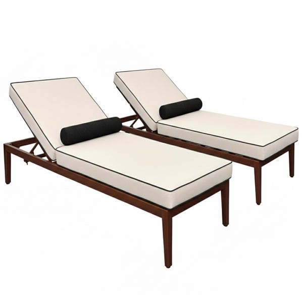 Zwei Gartenliegen aus Holz mit hellen Auflagen und Nackenrollen auf einer Holzterrasse an einem Pool im Garten.