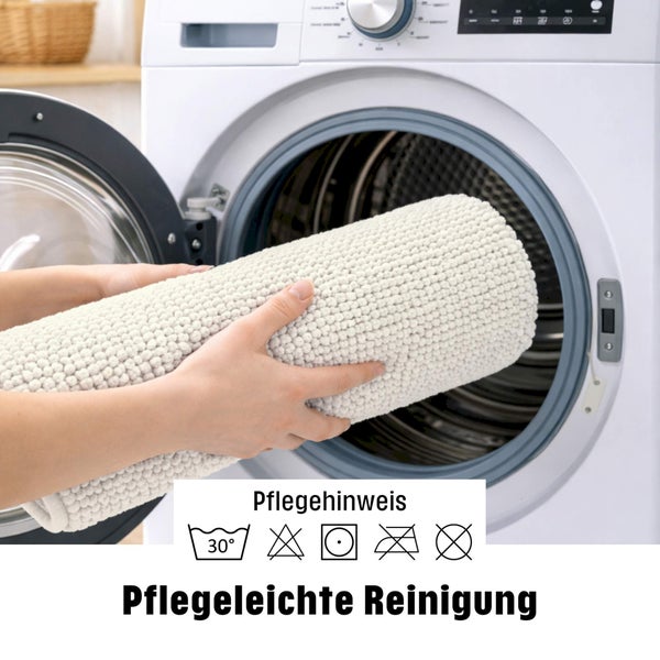 Ein zusammengerollter Badeteppich wird in eine Waschmaschine gelegt, mit Pflegehinweisen für eine pflegeleichte Reinigung bei 30 Grad.