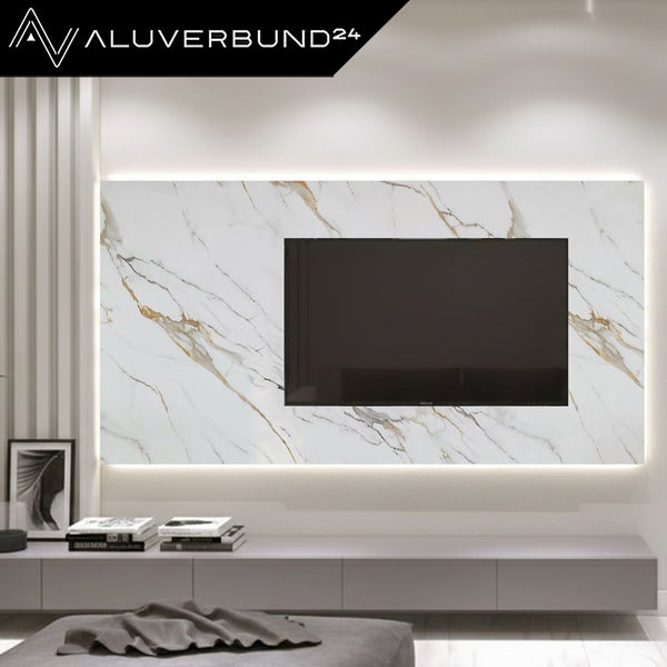 Wohnzimmer mit Marmorwand und Fernseher