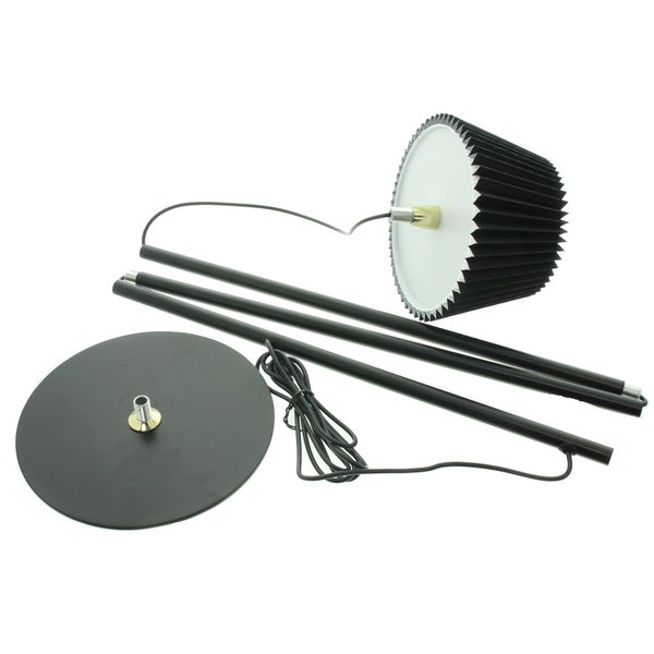 Demontierte Stehlampe mit Lampenschirm, Ständer und Fuß