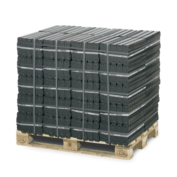 Rekord Kohlebriketts auf einer Europalette, gestapelt und mit Bändern gesichert.