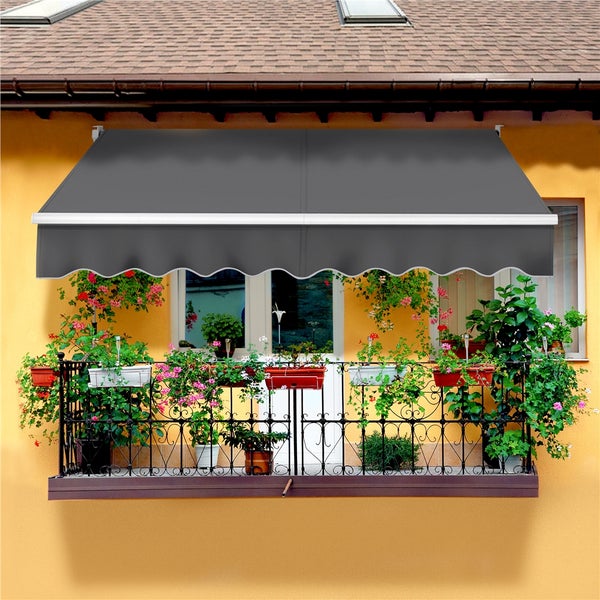 Graue Markise über einem Balkon mit Blumenkästen.