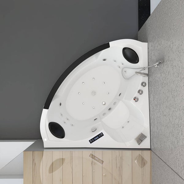 Eckwhirlpool mit zwei Kopfstützen und Duschbrause in einem modernen Badezimmer.