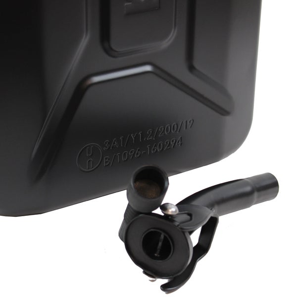 Kraftstoffkanister mit Ausgießer