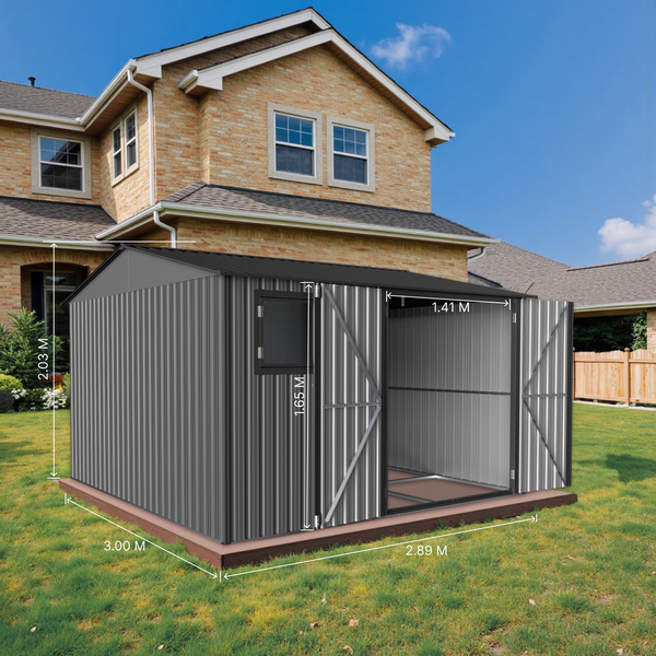 Detailansicht eines Gerätehauses mit geöffnetem Fenster und verschiedenen Nutzungsmöglichkeiten.