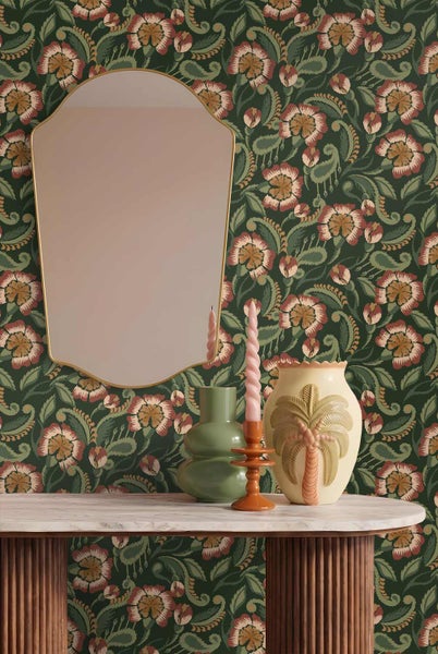 Vliestapete mit floralem Paisleymuster an einer Wand hinter einem Konsolentisch mit Spiegel, Vasen und Kerzenständer.