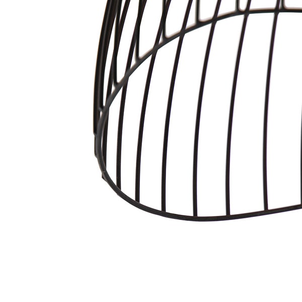 Detail einer schwarzen Drahtleuchte