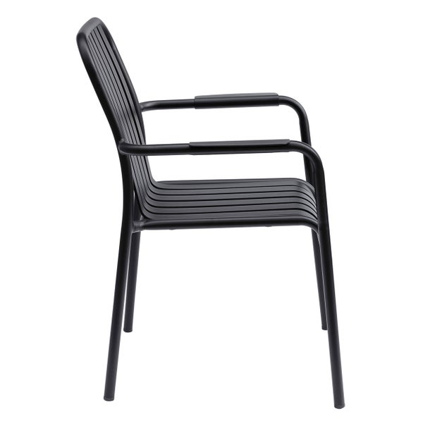 Schwarzer Gartenstuhl aus Metall mit Armlehnen und Lamellen an Rückenlehne und Sitzfläche.