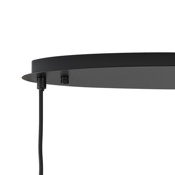 Detailansicht einer schwarzen Deckenhalterung mit Kabel und Schraube