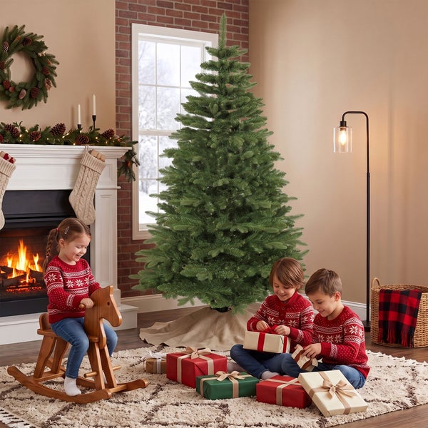 Weihnachtliche Wohnzimmeratmosphäre mit einem großen künstlichen Weihnachtsbaum, Kamin, Geschenken und drei spielenden Kindern.