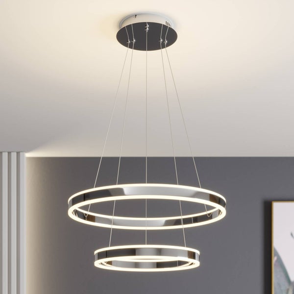 Moderne LED-Pendelleuchte mit zwei glänzenden Ringen aus Chrom, aufgehängt an dünnen Seilen.