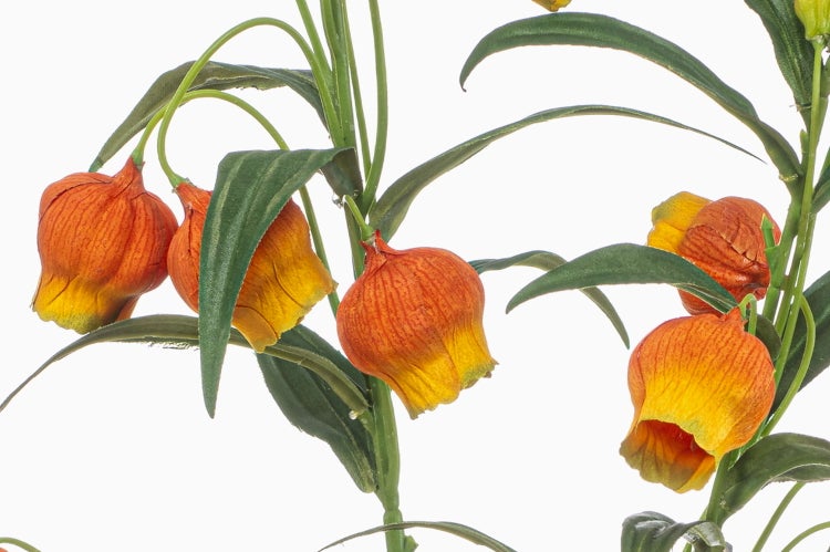 Künstliche Sandersonia-Blume mit orangefarbenen glockenförmigen Blüten und grünen Blättern.