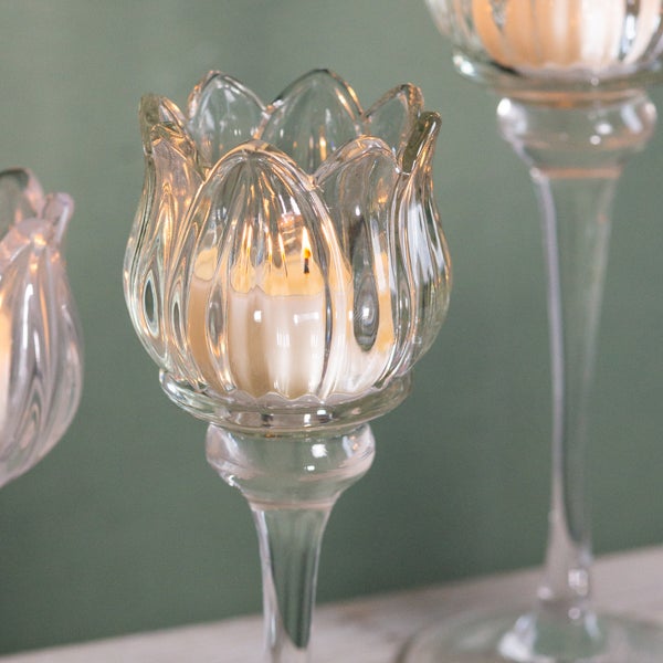 Kerzenhalter aus klarem Glas in Tulpenform mit hohem Stiel.