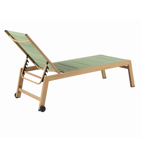 Sonnenliege aus Holz mit grüner Textilbespannung, verstellbarer Rückenlehne und Rollen.