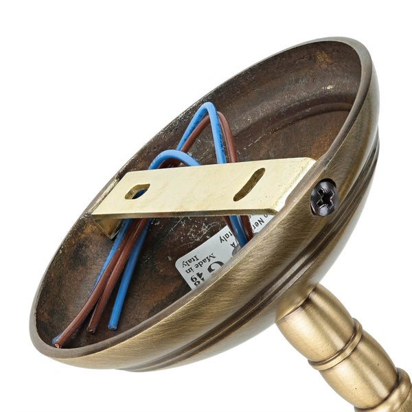 Detailaufnahme der Wandhalterung einer bronzefarbenen Lampe mit elektrischen Kabeln