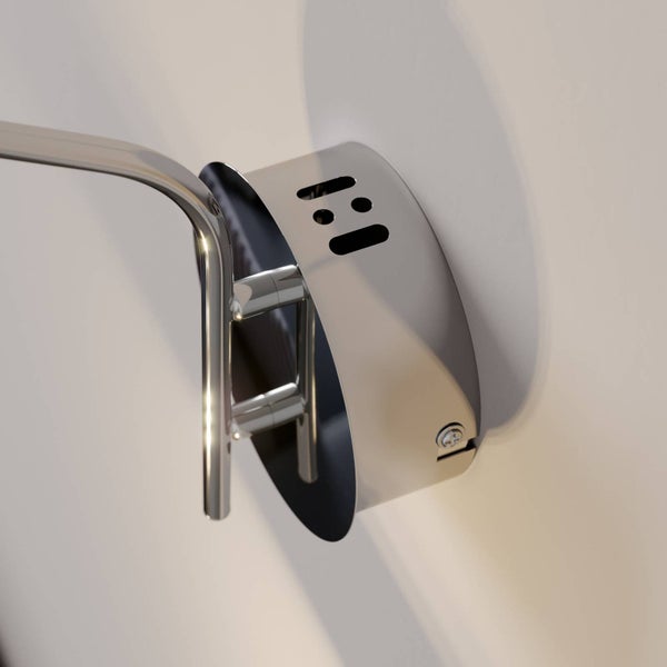 Nahaufnahme einer runden Wandhalterung für Leuchten aus verchromtem Metall mit Montageschlitzen.