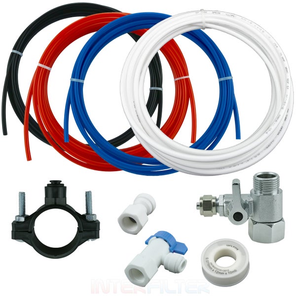 Set mit Kunststoffschläuchen in verschiedenen Farben, Absperrventil, Rohrverbindern, Anbohrschelle und Gewindedichtband für Wasserfiltersysteme.