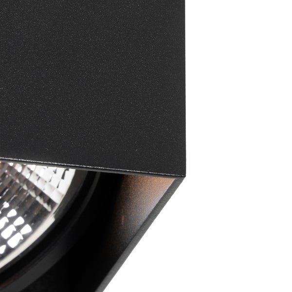 Detailaufnahme einer schwarzen Deckenleuchte