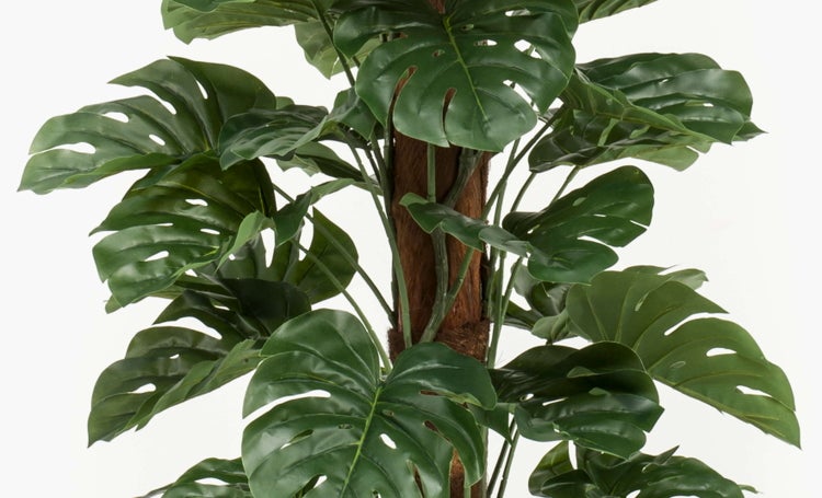 Künstlicher Blattzweig mit grünen Blättern aus Kunststoff.