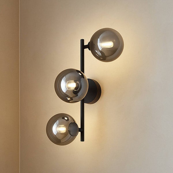 Wandleuchte mit drei Kugelschirmen