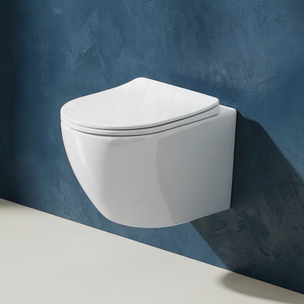 Wandhängende Toilette aus Keramik mit passendem Deckel in modernem Design.