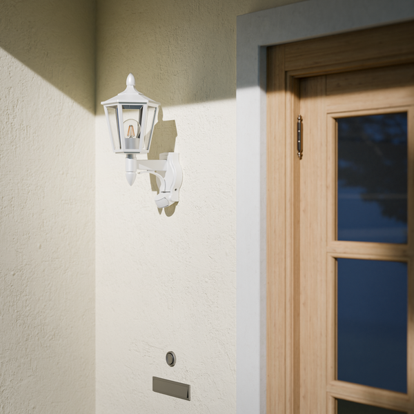 Weiße Außenwandleuchte im Laternenstil mit integriertem Bewegungsmelder an einer strukturierten Hauswand neben einer hellen Holztür.