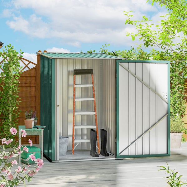 Offenes Gerätehaus aus Metall im Garten mit Leiter, Eimer und Stiefeln im Innenraum, neben einem kleinen Tisch mit Pflanzen und einem Zaun.
