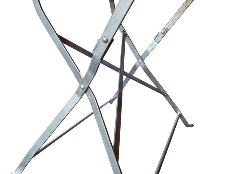 Klappmechanismus eines Metallgestells mit Flachstahlstreben und Nietverbindungen.