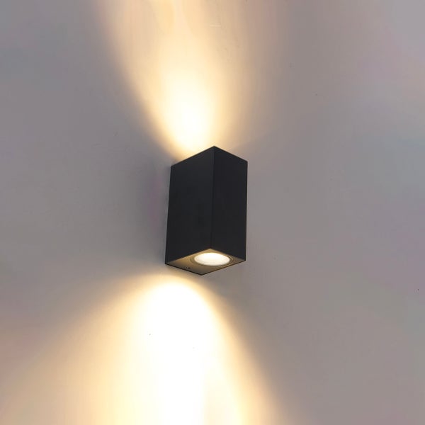Moderne schwarze Wandleuchte in rechteckiger Form mit Lichtaustritt nach oben und unten.