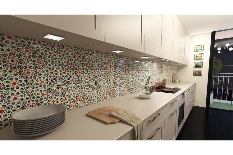 Küchenszene mit gemusterten Fliesen, Arbeitsplatte und Schränken