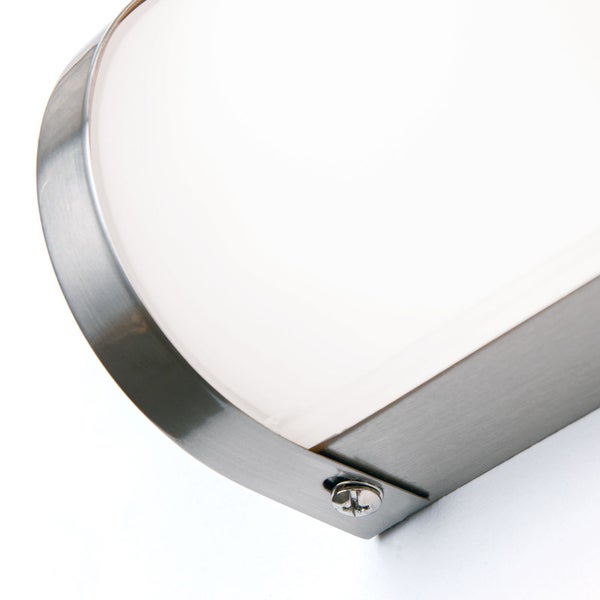 Detailansicht einer modernen Wandleuchte mit gebogenem Metallgehäuse und satiniertem Diffusor