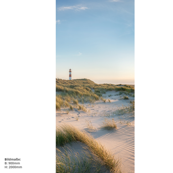 Strandlandschaft mit Leuchtturm im Dünensand