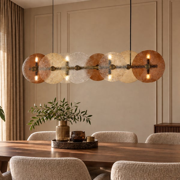 Moderne Esstisch Pendelleuchte mit runden, strukturierten Glasscheiben in verschiedenen Tönen über einem Holztisch mit Stühlen im Esszimmer.