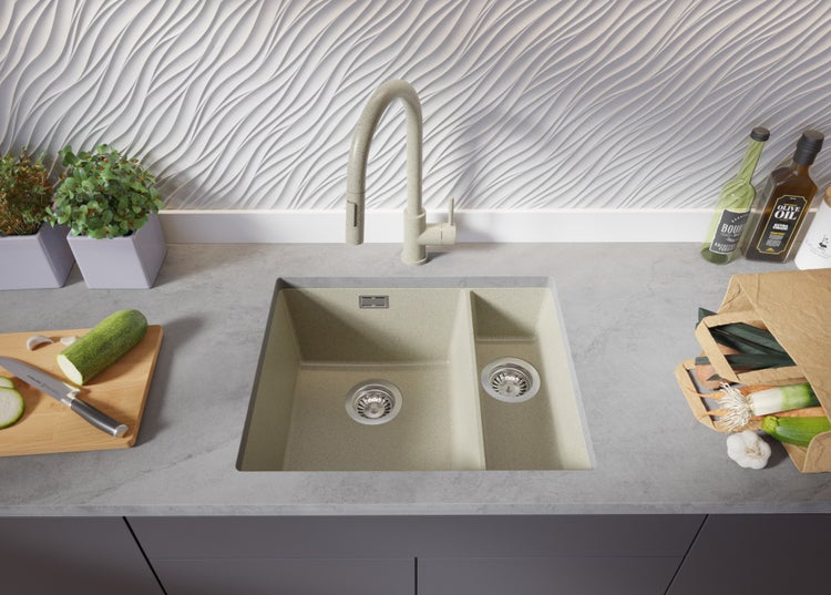 Küchenspüle mit zwei Becken und Armatur auf einer Arbeitsplatte