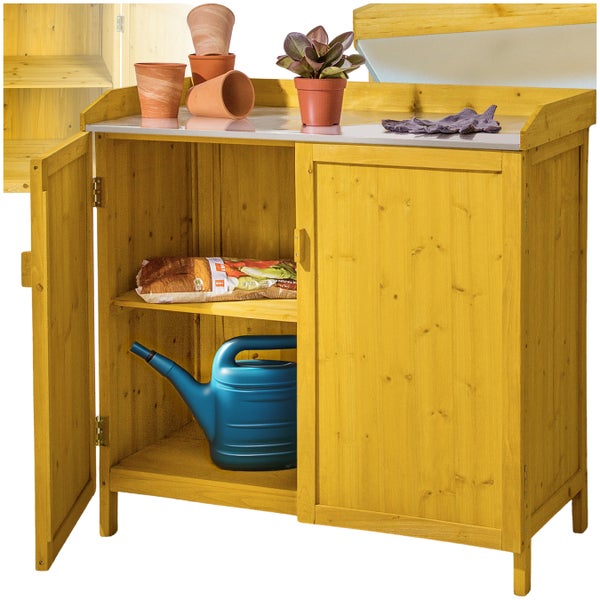 Gartenschrank aus Holz mit Arbeitsfläche, Töpfen, Pflanze, Gießkanne und Gartenerde