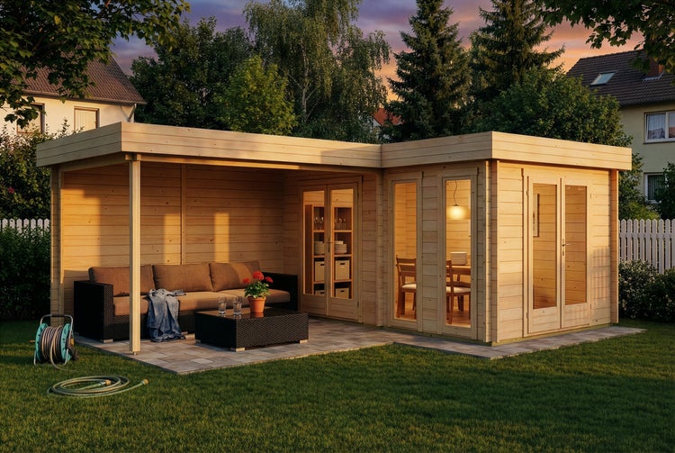 Modernes L-förmiges Gartenhaus aus hellem Holz mit Flachdach, Glasfronten und integriertem Loungebereich auf einer Terrasse.