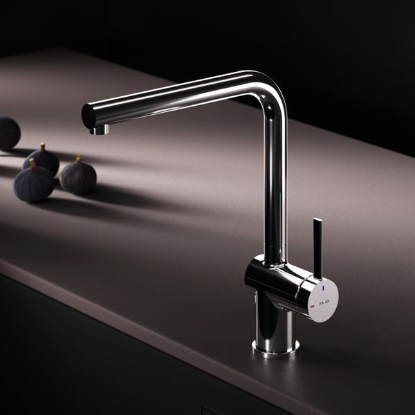 Küchenarmatur aus Metall auf Arbeitsplatte mit Feigen