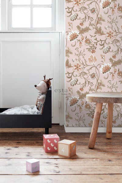 Kinderzimmer mit floraler Tapete, Bett und Holzspielzeug