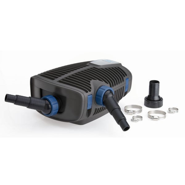 Teichpumpe für Filter und Bachläufe mit dunkelgrauem Lamellengehäuse, blauen Schlauchanschlüssen, extra Stutzen und vier Metall-Schlauchschellen.