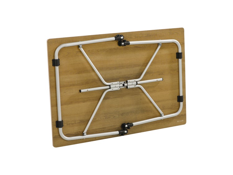 Unterseite eines zusammengeklappten Campingtisches mit Tischplatte in Holzoptik und Aluminiumgestell.