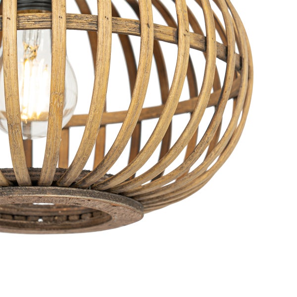 Detailaufnahme einer Hängeleuchte mit Lampenschirm aus Holzstäben